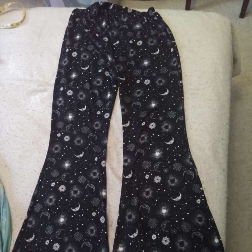 XL Hot topic Stars and Moon leggings, super soft to the touch